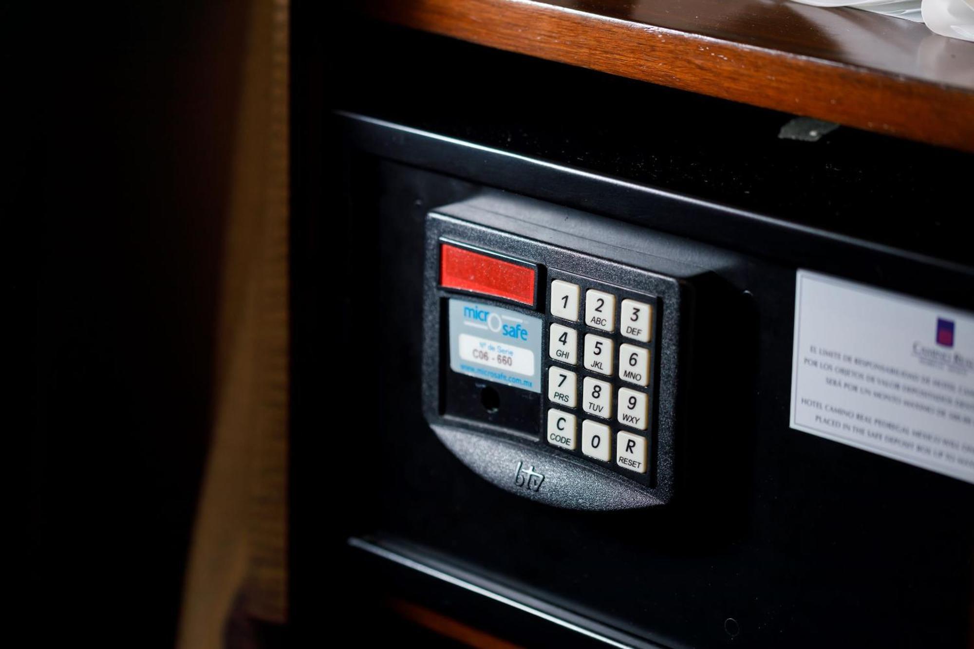 Camino Real Pedregal Mexico Hotel Luaran gambar A safe with a keypad