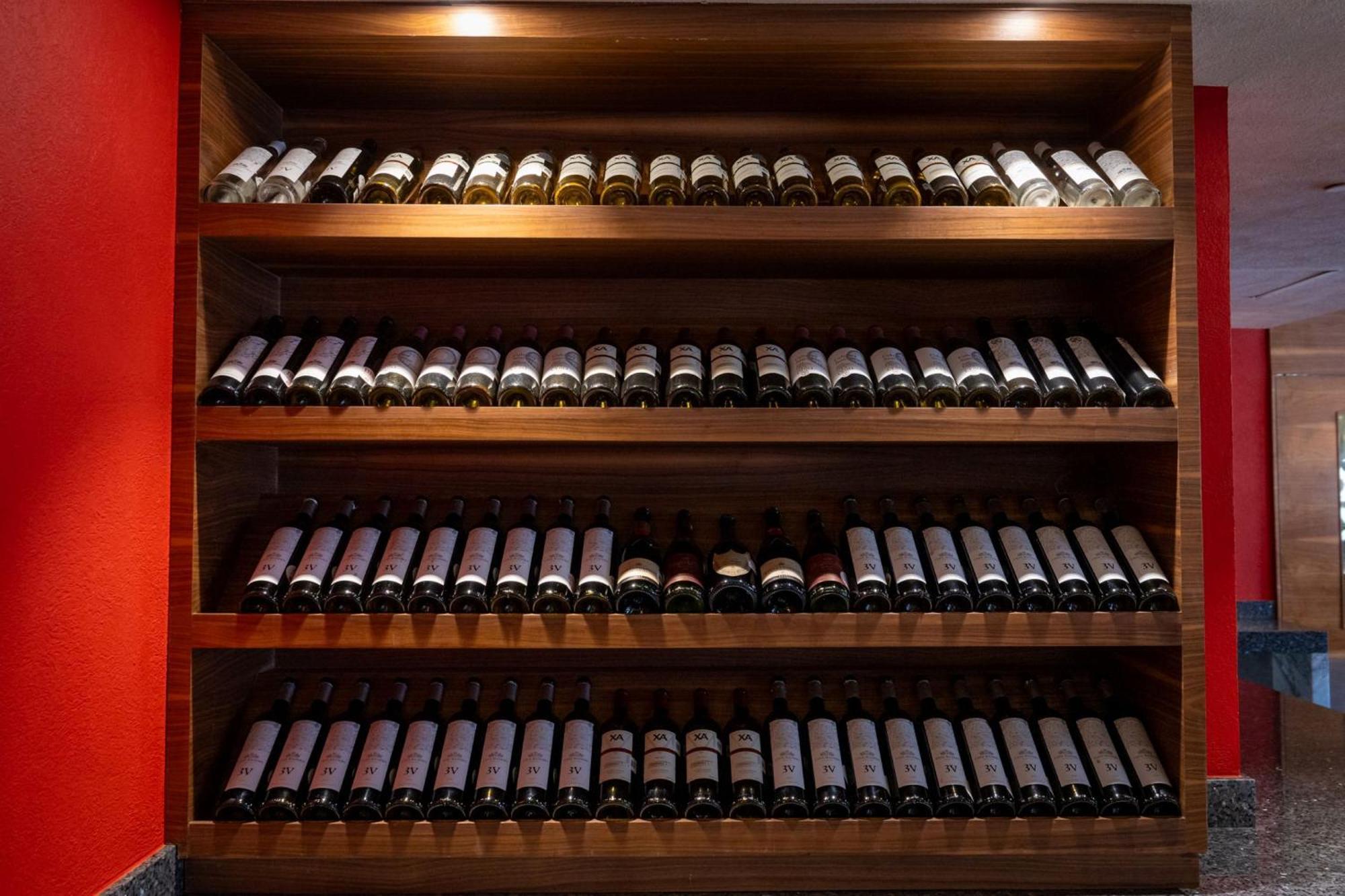 Camino Real Pedregal Mexico Hotel Luaran gambar Wine bottles in a wine rack