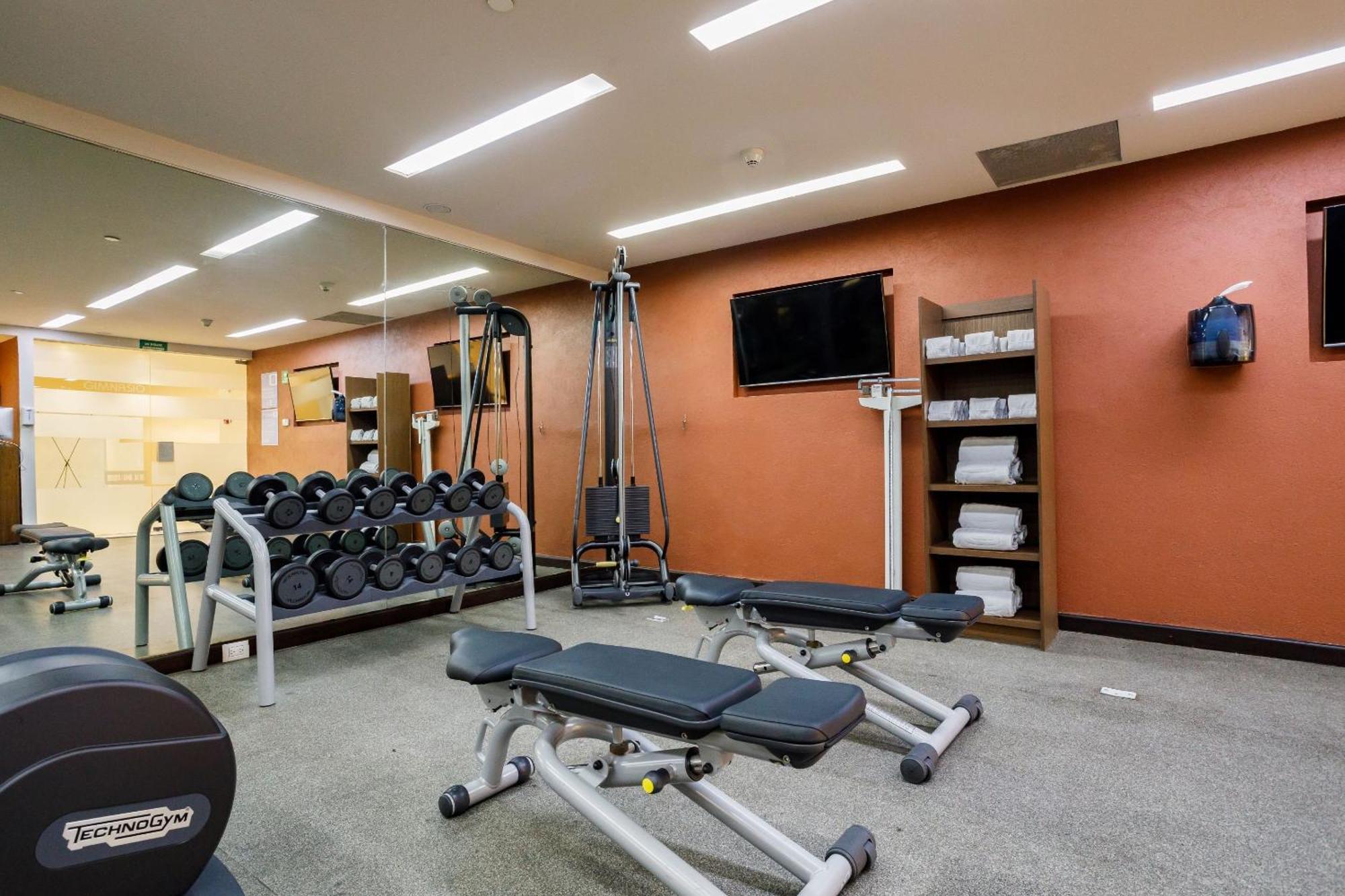 Camino Real Pedregal Mexico Hotel Luaran gambar The gym at the hotel