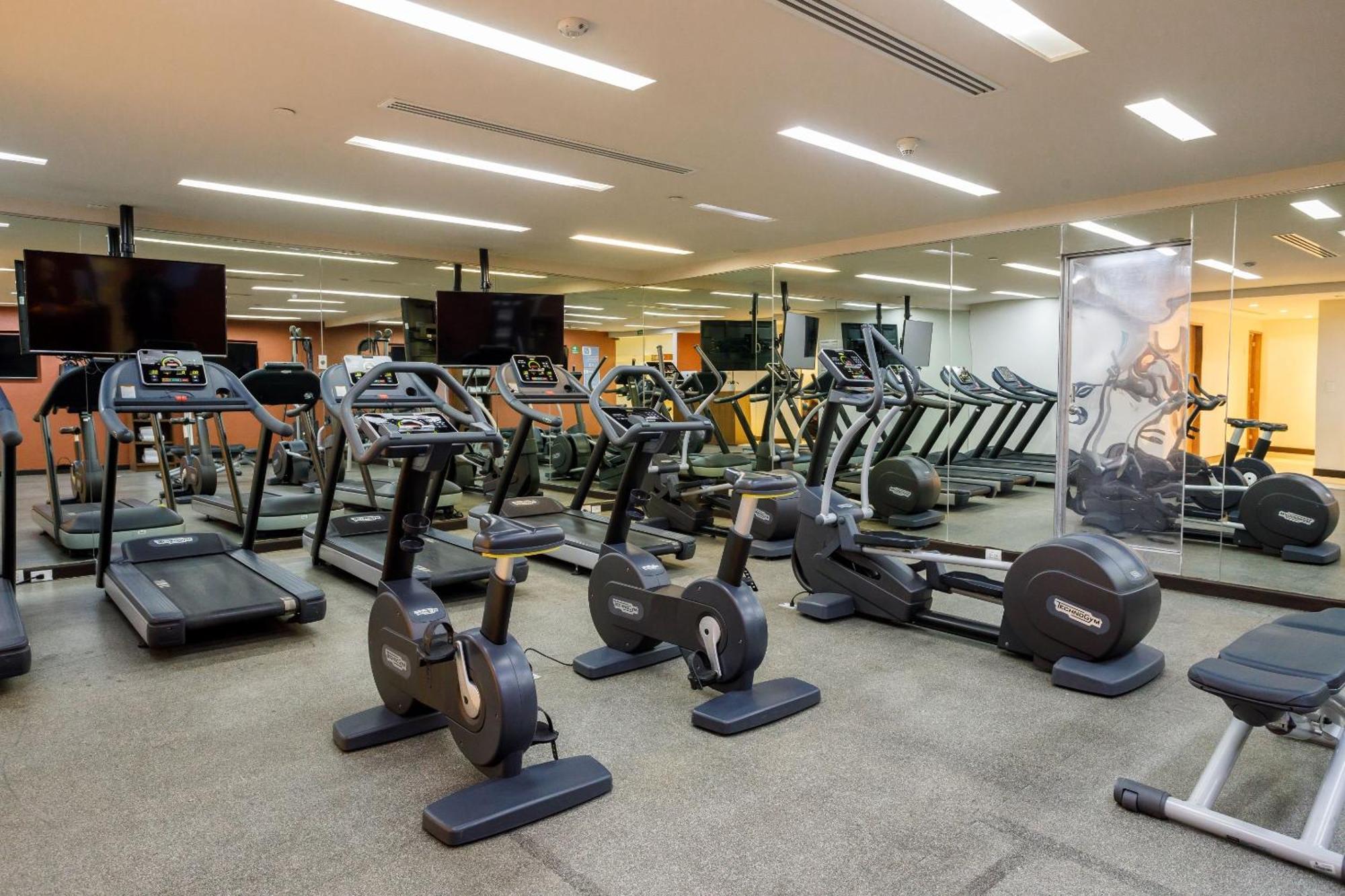 Camino Real Pedregal Mexico Hotel Luaran gambar A gym at a hotel